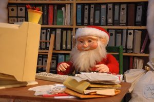 Weihnachtsmann am Schreibtisch (pixabay CC0)